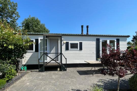 Chalet met mooie tuin en berging in Noordgouwe, Zeeland